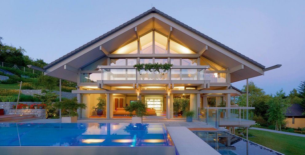 Elegantes Haus mit Glasfronten, Pool und ansässiger Landschaft