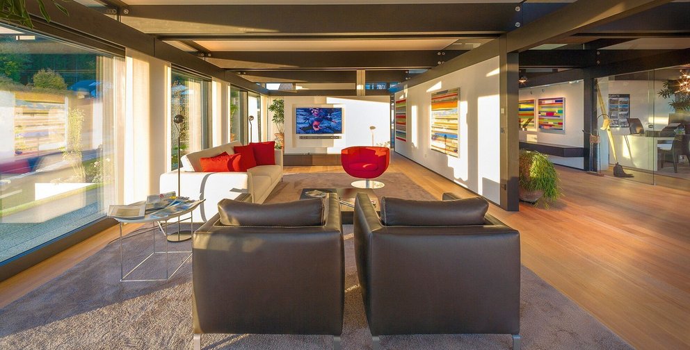 Helle und komfortable Wohnräume im HUF Haus mit stilvollem Design