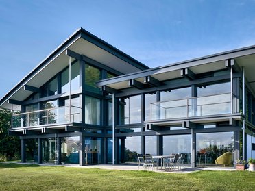 HUF Haus am Meer – modernes Designhaus Stilvolles HUF Designhaus mit großflächigen Fenstern und Balkon