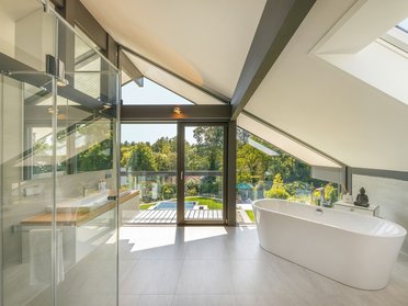 Gemütliches Designhaus mit Aussicht auf Garten und Badewanne