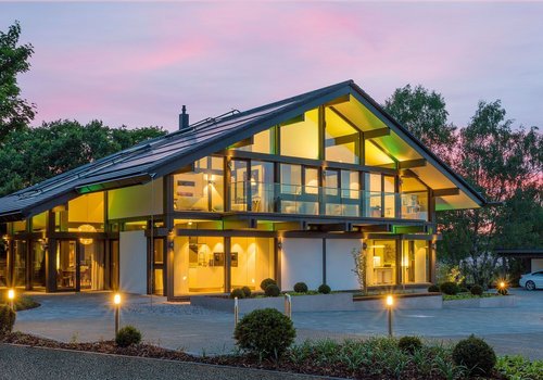 Elegante Architektur umgeben von Bäumen und Gartenbeleuchtung