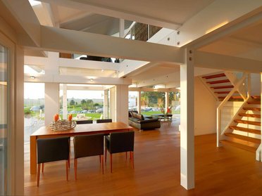 Fachwerkhaus HUF HAUS ART 4 Innenansicht Modernes Innenraumdesign mit Holzfußboden und großen Fenstern