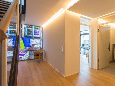 Innenansicht eines modernen Büros mit Holzfußboden und Treppe