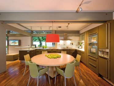 Moderne Küche mit klaren Linien und hochwertiger Ausstattung Offene, moderne Küche mit Esstisch und stilvollem Design