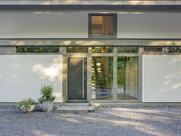 Familienhaus mit moderner Architektur und einladendem Eingangsbereich