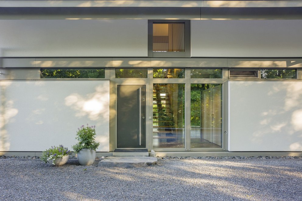 Familienhaus mit moderner Architektur und einladendem Eingangsbereich