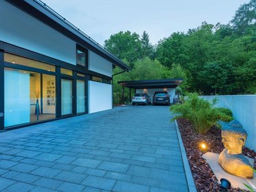 Moderner Eingangsbereich eines familienfreundlichen Hauses