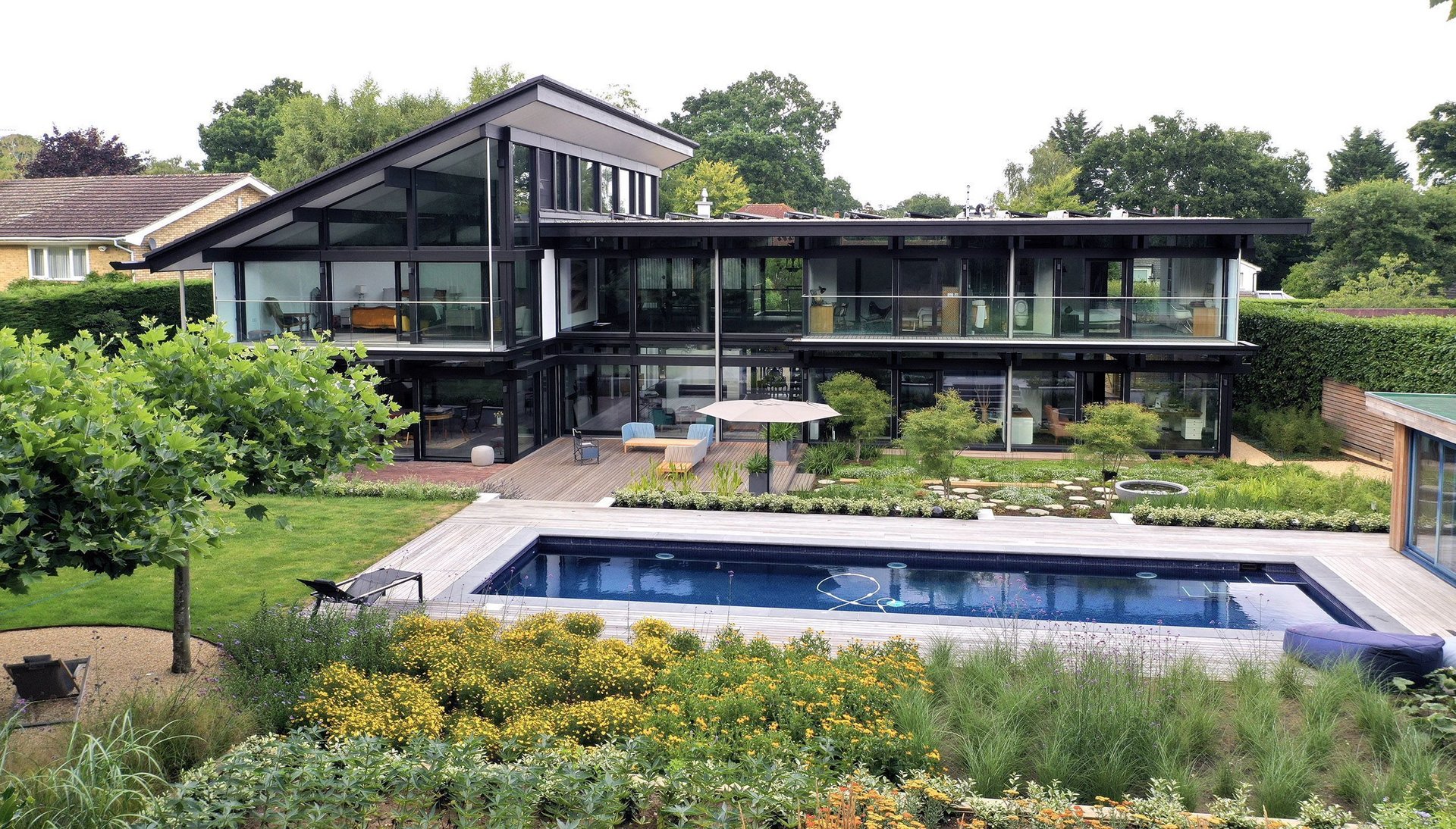 Elegantes Haus mit Garten und Schwimmbad in moderner Bauweise