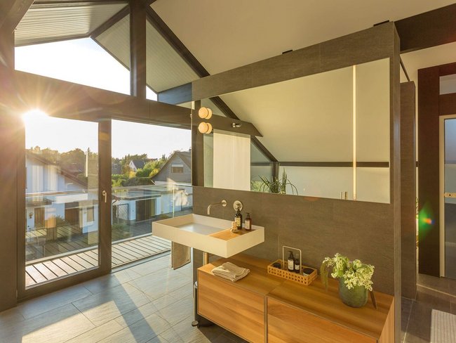 Modernes Badezimmer im HUF Haus mit elegantem Design und viel Licht