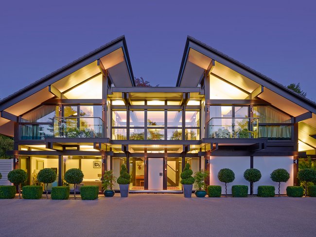 Modernes Haus mit eleganter Architektur und Landschaftsgestaltung