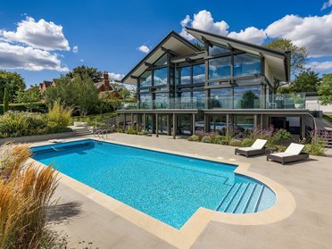 Modernes Fertighaus mit Pool und schönem Garten