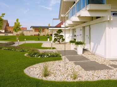 Fachwerkhaus HUF HAUS ART 4 im Garten Moderne Architektur mit Gartenlandschaft und Pflanzen.