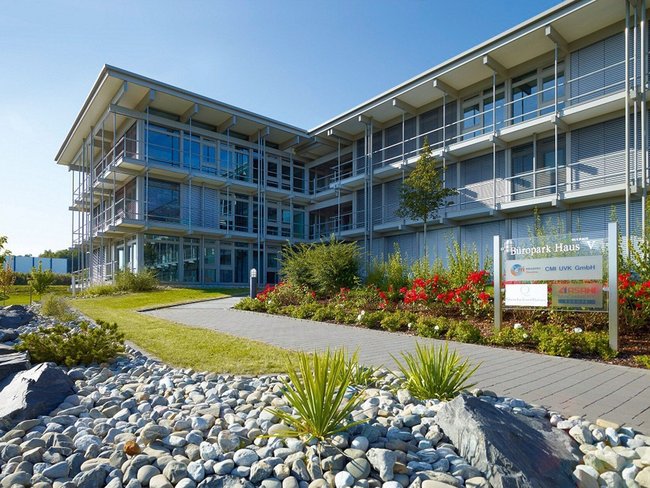 Bürogebäude mit gläserner Fassade und Landschaftsgestaltung