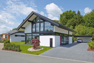 Stilvolles Architektenhaus in idyllischer Landschaft Gemütliches Familienhaus mit modernem Design und großem Fensteranteil