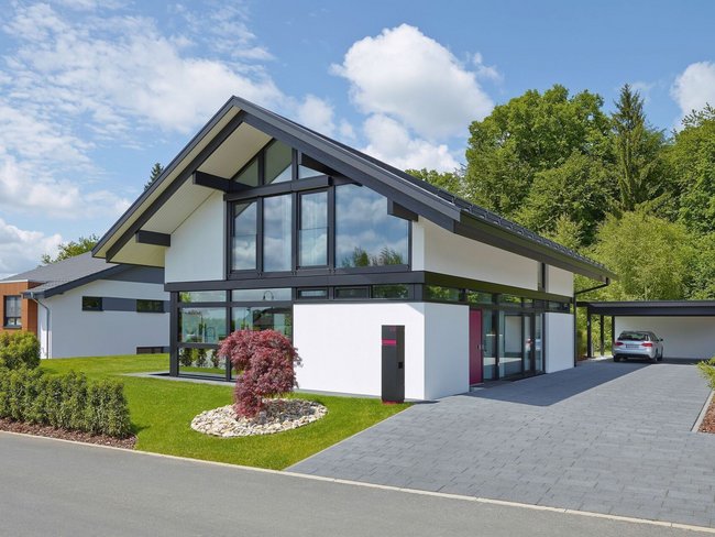 Gemütliches Familienhaus mit modernem Design und großem Fensteranteil