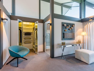 Elegantes Interieur mit Kleiderschrank und stilvollen Möbeln