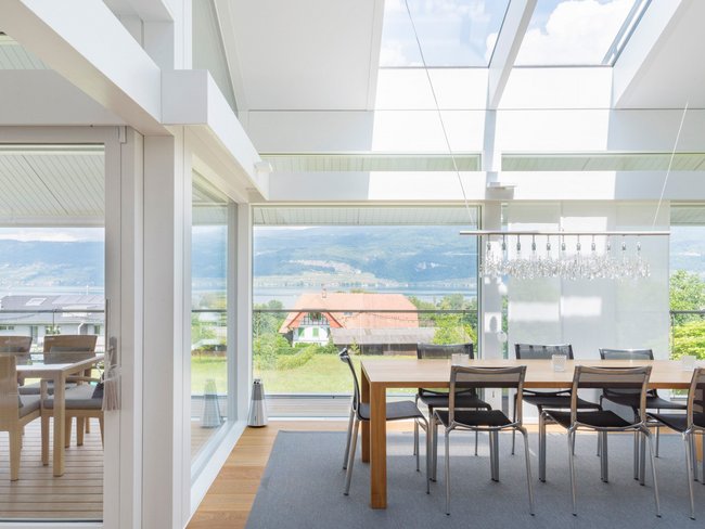 Helles und offenes Wohnambiente mit Blick auf die Landschaft