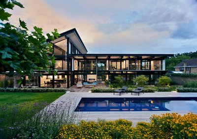 Ein modernes Haus mit großem Garten und Swimmingpool in stilvollem Design.