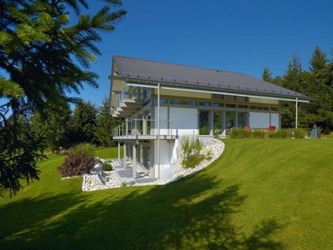Exklusives Architektenhaus in moderner Fachwerkbauweise HUF HAUS mit großzügigen Glasflächen und hochwertiger Ausstattung