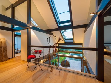 Eleganter Innenraum mit Holzfußboden und großzügigen Fensterflächen