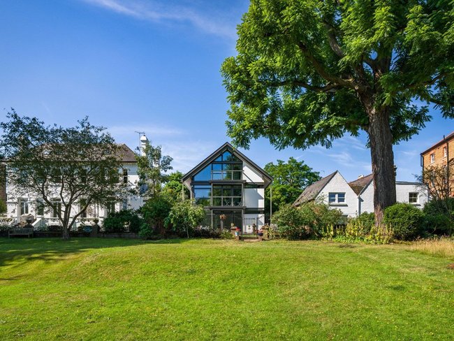 Stilvolles Familienhaus mit großem Garten und Bäumen