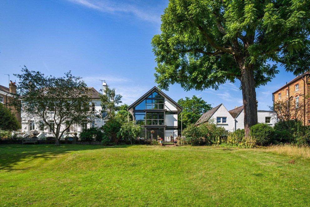 Stilvolles Familienhaus mit großem Garten und Bäumen