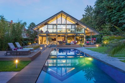 Modernes Holz-Glas-Haus mit Pool und Garten Lichtdurchflutetes HUF Haus mit zeitlosem Design und nachhaltiger Bauweise