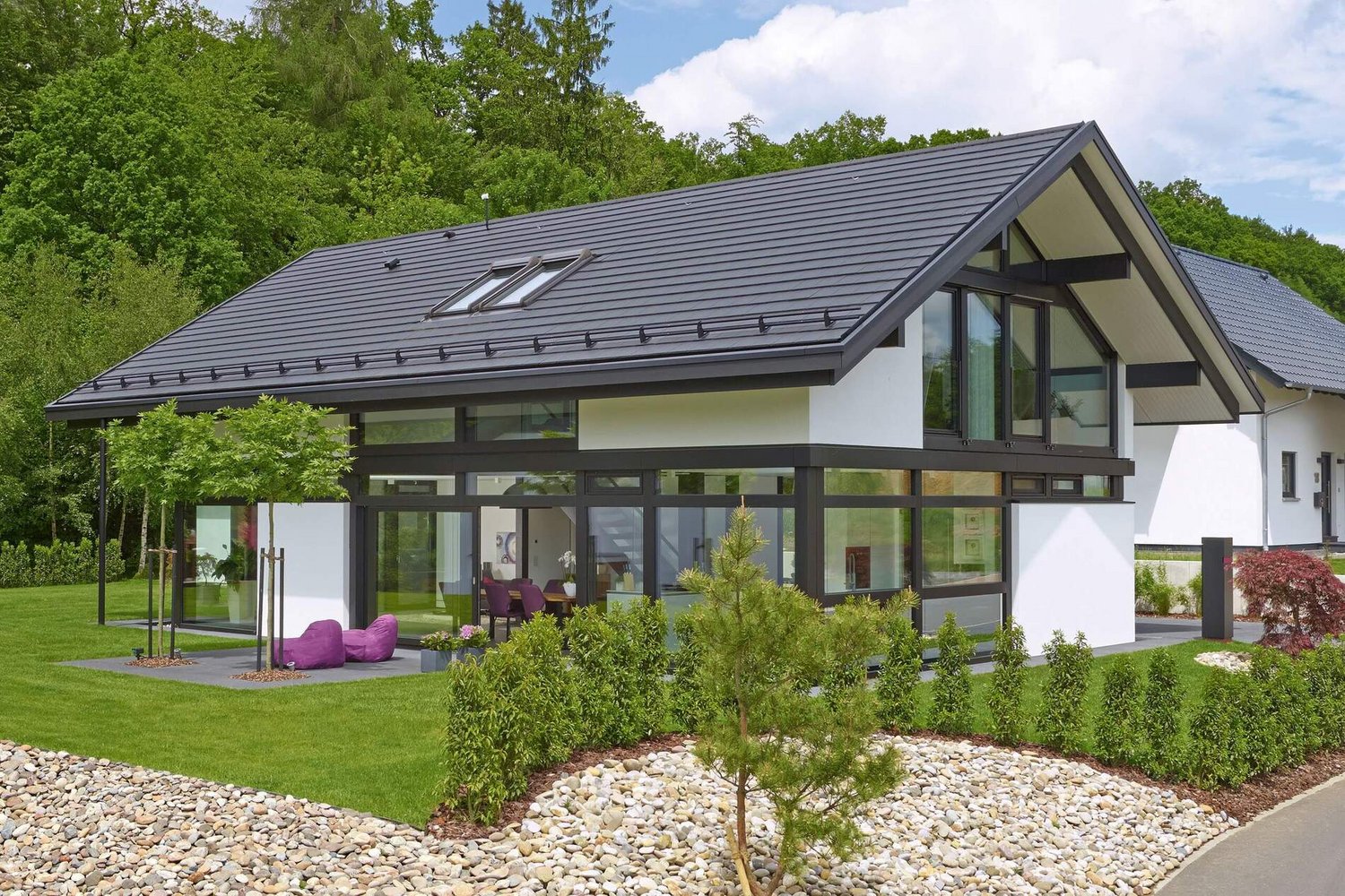Gemütliches Familienhaus mit großen Fenstern und schönem Garten