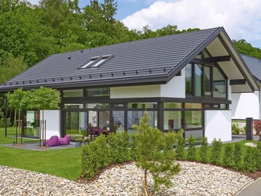Gemütliches Familienhaus mit großen Fenstern und schönem Garten