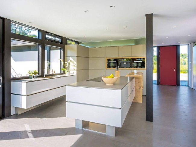 HUF house modum 810 12 Helle, offene Küche mit modernen Möbeln und großen Fenstern
