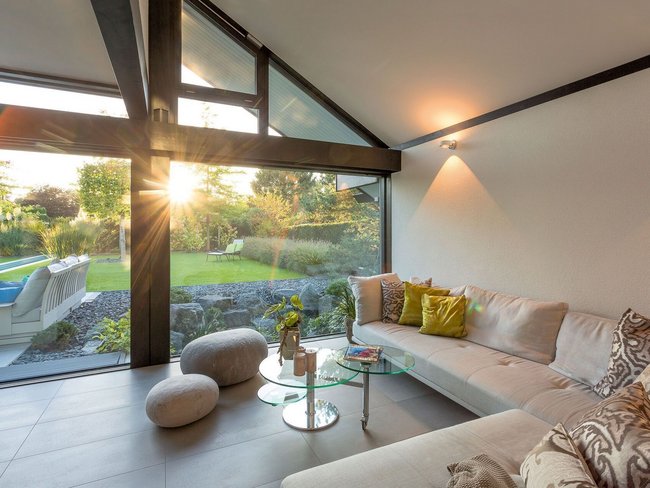 Transparentes Fachwerkhaus mit Garten und Panorama Helles Wohnzimmer im Fachwerkhaus mit Blick auf Garten und Sonnenuntergang