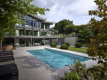 Elegantes HUF Haus mit Pool und gepflegtem Garten