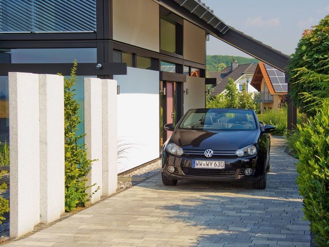 Architektenhaus mit schwarzem VW Golf in der Einfahrt
