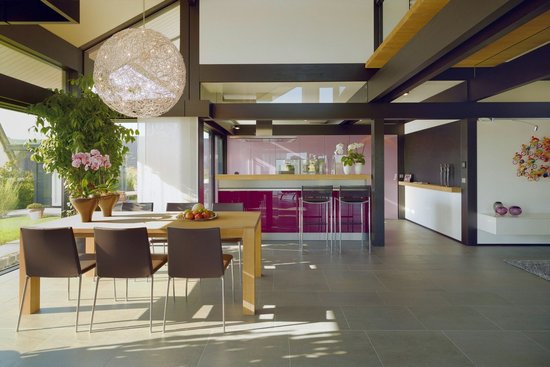 Offene Wohnküche und Essbereich in architektonischem Design