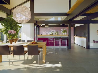 Offene Wohnküche und Essbereich in architektonischem Design