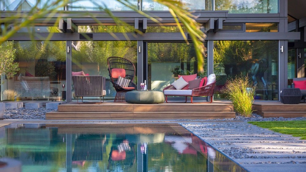 Modernes HUF Haus mit Holz- und Glaselementen Lichtdurchflutetes Holz-Glas-Haus mit Pool und Terrasse