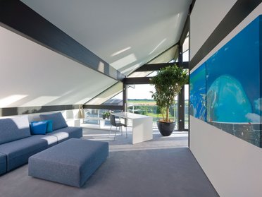 Hell und geräumig, modernes Wohnzimmer mit komfortablem Sofa und Pflanzen