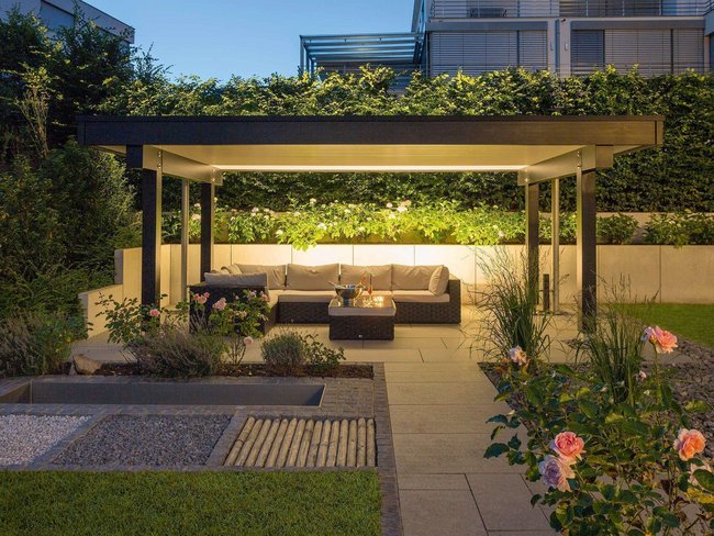 Ein stilvolles Außenbereich mit gemütlicher Sitzgelegenheit und Gartenpflanzen