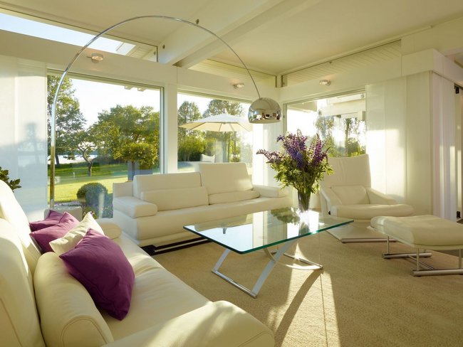 Helles Wohnzimmer in modernem Architektenhaus, harmonisch mit Natur verbunden