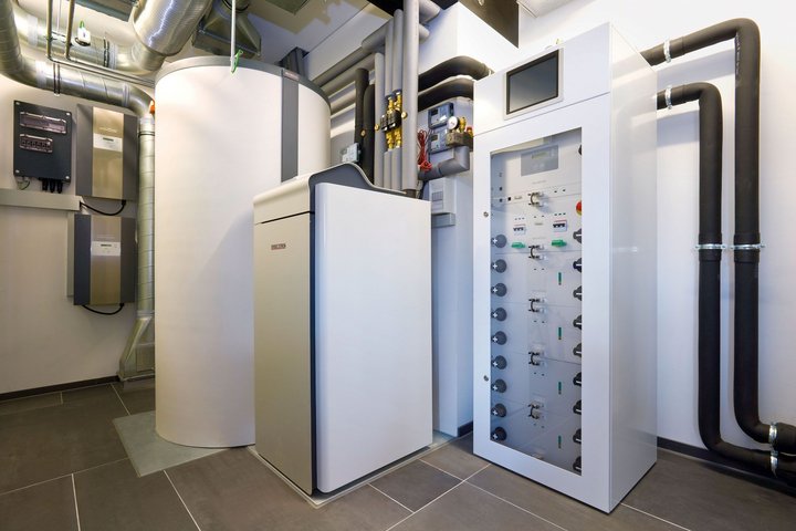 Technikraum mit Heizungsanlage, Speicher und Steuerelementen