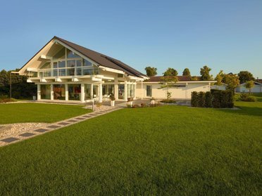 Fachwerkhaus HUF HAUS ART 4 in idyllischer Landschaft Modernes Fachwerkhaus mit Garten und Solarzellen auf dem Dach