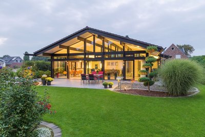 Stufenloser Bungalow im modernen Design Moderne Bungalow-Wohnkonzepte in idyllischer Gartenszene
