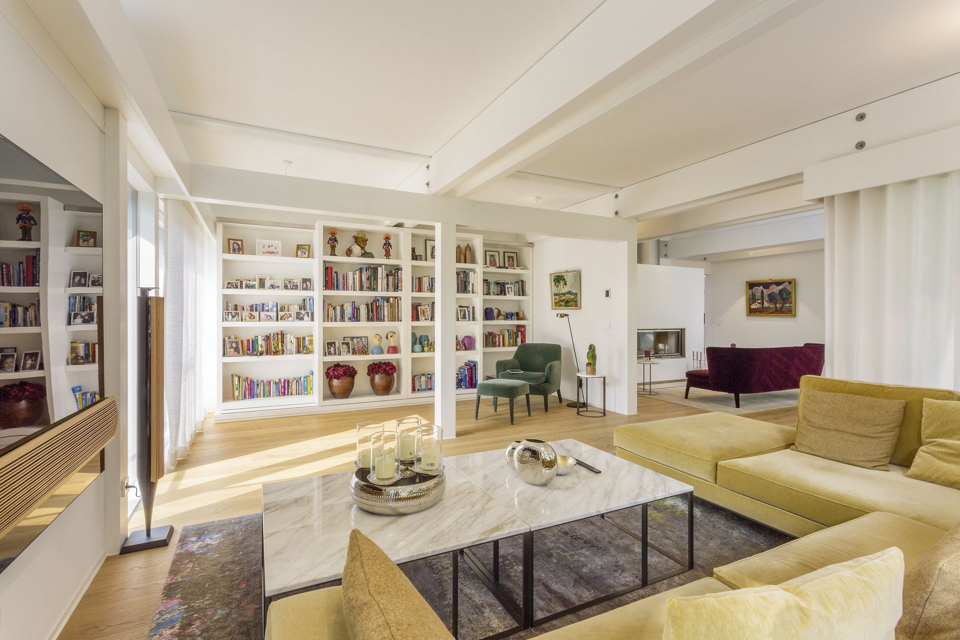 Stilvolles Wohnzimmer einer Fachwerk-Villa mit Bücherregal und Sofas