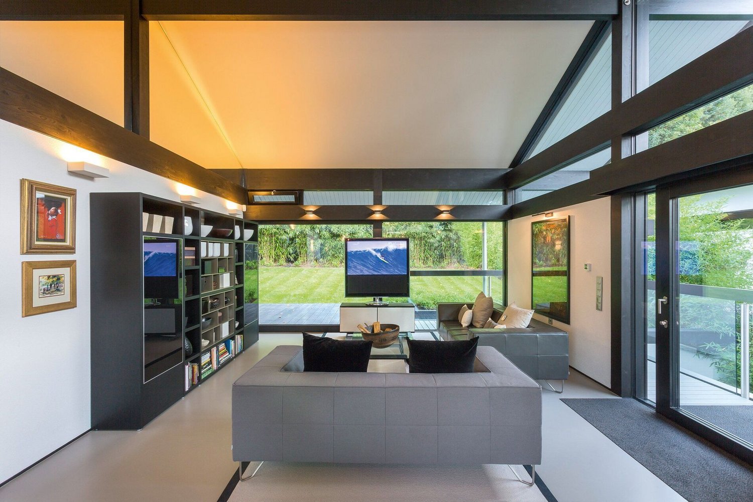 Geräumiges Wohnzimmer mit Glasfassade und modernem Design