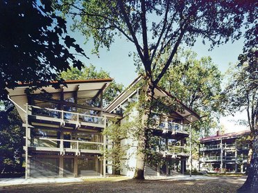 Offene und großzügige Architektur mit viel Glas und Holz