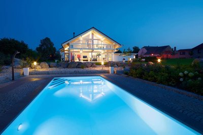 Moderne Architektur mit Swimmingpool und Gartenbeleuchtung