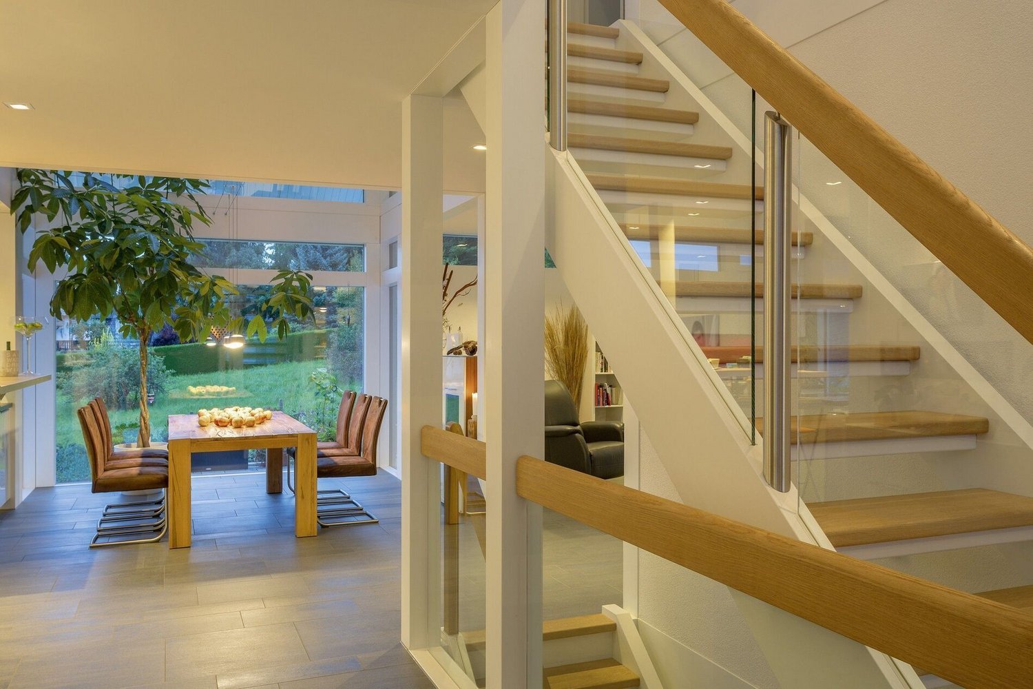 Innenansicht eines Architektenhauses mit Treppe und Essbereich