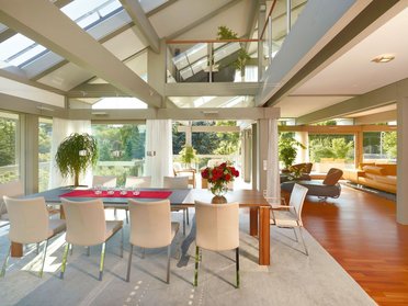 Eleganter Wohnbereich mit großzügigen Glasflächen und hochwertigen Möbeln