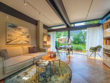 Offenes, lichtdurchflutetes Wohnzimmer mit zeitlosem Design