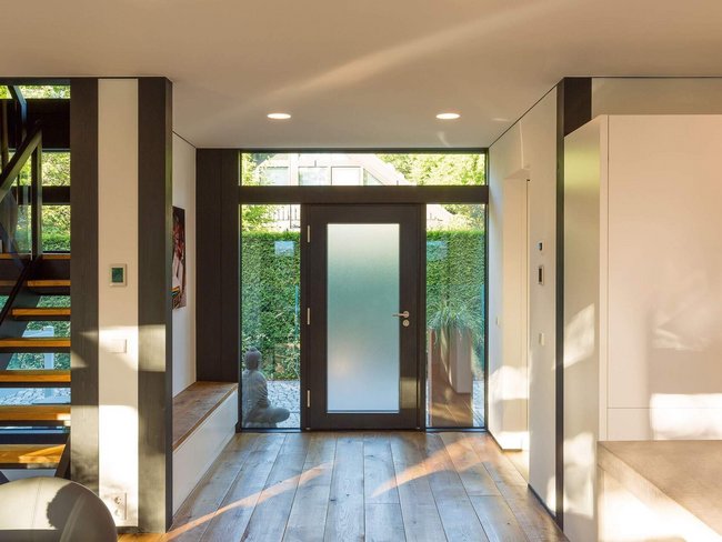 Helles und einladendes Interieur eines modernen Hauses